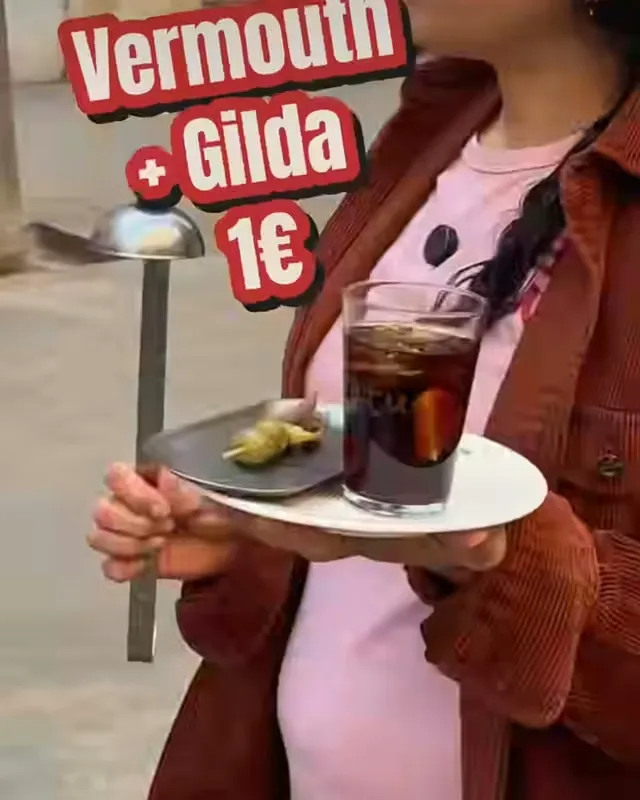 Fotograma de un reel grabado en el bar Xatu, con el rótulo «Vermouth + Gilda 1 €»